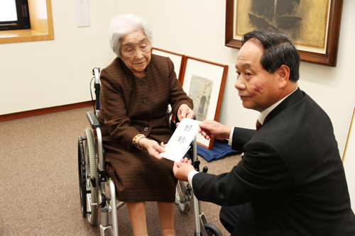 婦美子夫人から大西市長に目録が手渡される