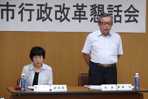 議長に選任された黒瀬さん（右）と副議長に選任された小林さん（左）