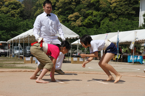 尻相撲に先立ち、女子相撲が行われた