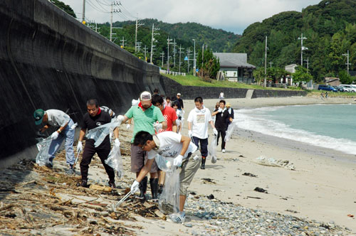 只の浜の清掃をする理容組合の皆さん