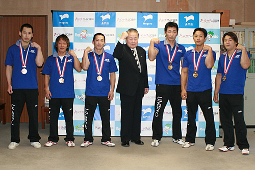 写真左から河崎さん、内山さん、山下さん、市長、村田周作さん、和成さん、佳史さん