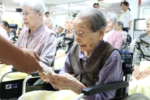 お菓子を受け取る苑生