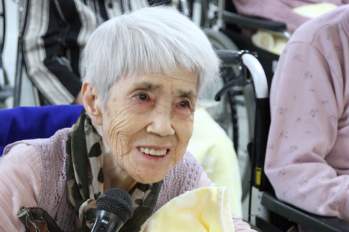 お礼を述べる峠谷さん