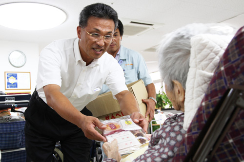 末永組合長からお菓子が手渡された
