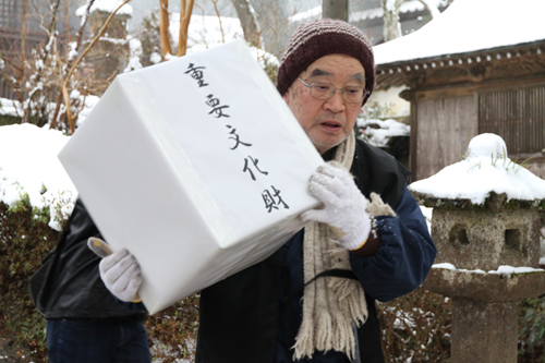 重要文化財を運び出す