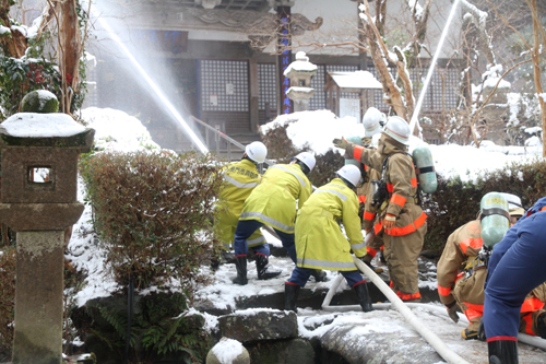 長門市消防本部、消防団深川南分団第2部隊が消火活動を実施