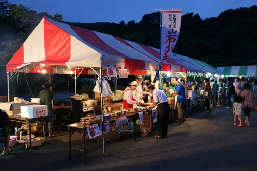 会場では焼き鳥や岩ガキなどのグルメが販売される