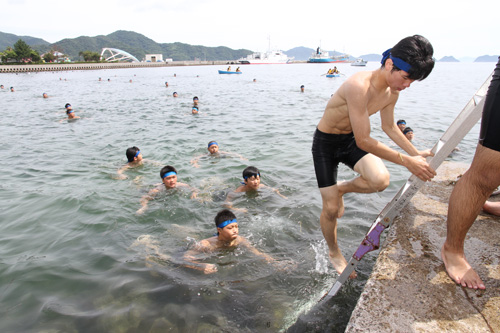 遠泳を終えて陸に上がる