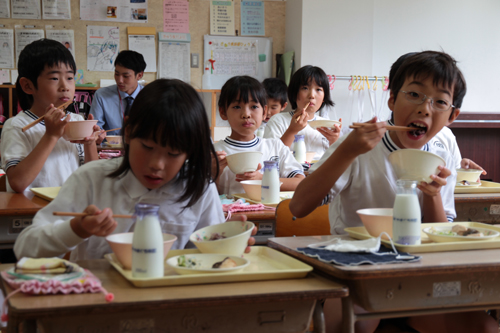 古代米を味わう児童