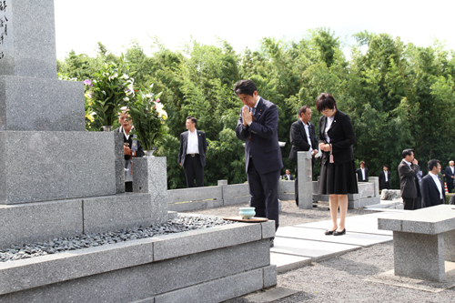 昭恵夫人とともに墓前に立ち、手を合わせる安倍晋三首相