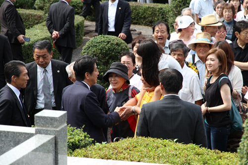 一人ひとりに声をかけながら、握手や記念撮影に応じた安倍首相