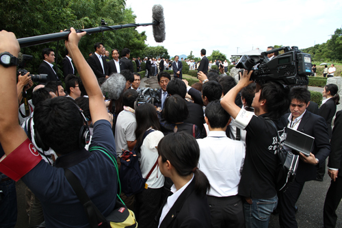 墓参りを終えると、記者に囲まれ取材を受ける