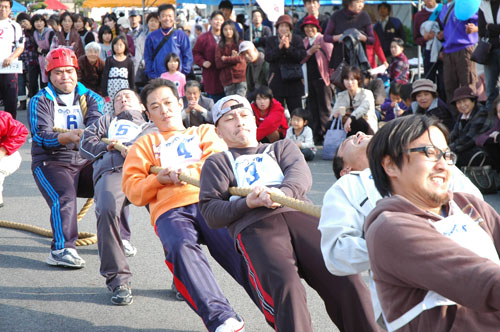 熱戦の綱引き大会