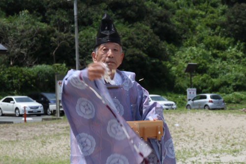 海岸の厄を祓う高山宮司