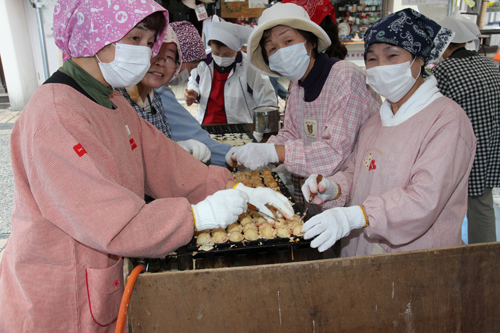地元婦人会が心をこめて焼き上げる