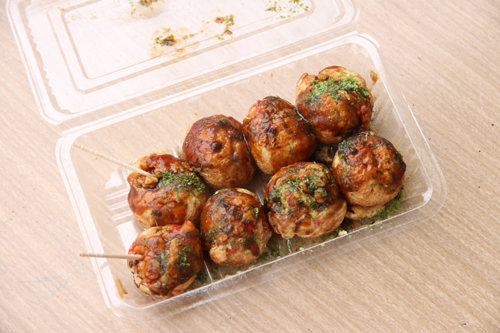 見た目はたこ焼きですが、味が違います