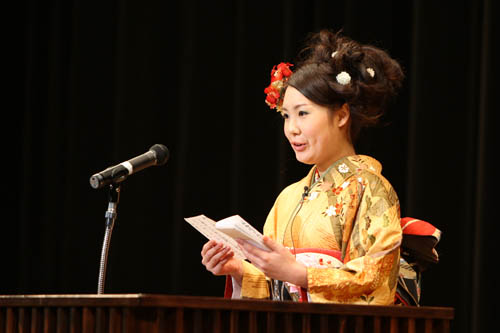 「二十歳の声」を述べる香川さん