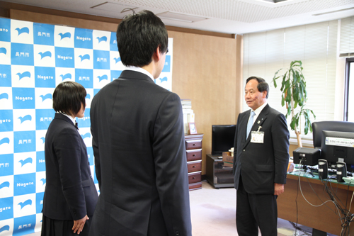 大西市長は「悔いのないようにがんばってください」と激励