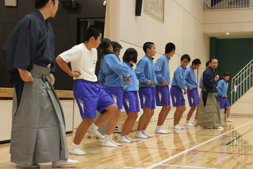 足の運び方、手の置き方を習う