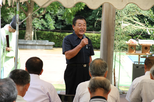 あいさつする山本七段の滝河川プール管理委員会委員長