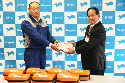 山根社長から大西市長に手渡される