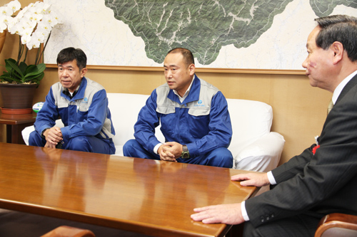 会社としての取組について話す山根社長（中央）