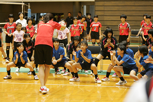 レシーブの基本姿勢を習う