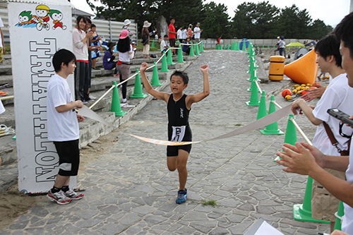 bクラス優勝の末永大晴くん（下関市豊浦小学校）がゴール