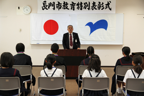 お祝いを述べる江原教育長
