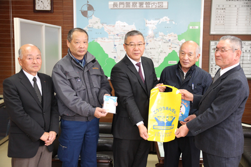 谷川長門交通安全協会会長（右）と山口県トラック協会長北支部の役員のみなさん
