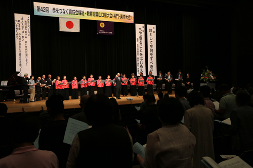 全員で「手をつなぐ母の歌」を歌う