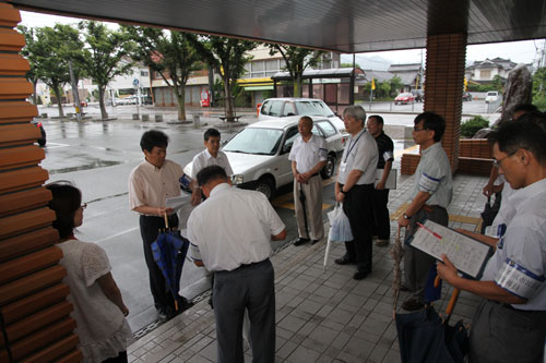 青少年育成市民会議の役員が手分けして巡視