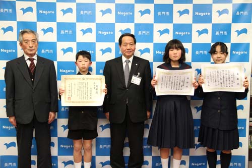記念写真に収まる