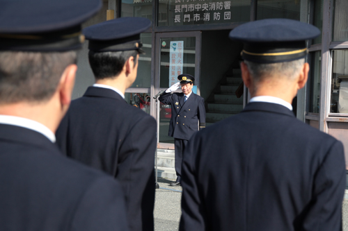 敬礼する大西市長