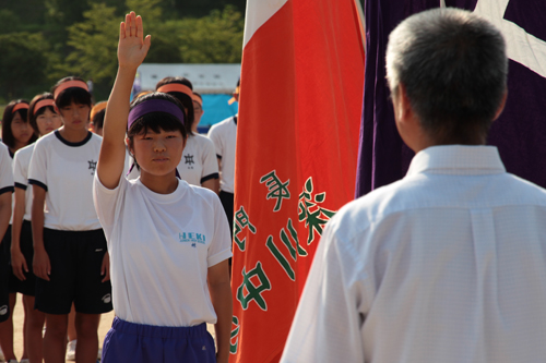 選手宣誓をした日置中学校の林夏希さん