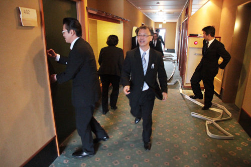 【訓練】初期消火に失敗した従業員が宿泊客を誘導する