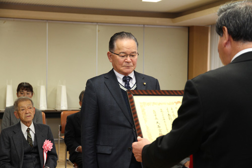 表彰は一人ひとりに直接手渡された。