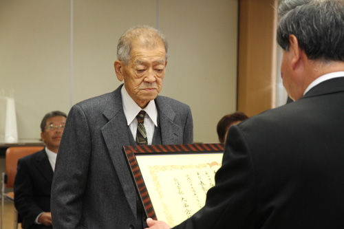 河原もみじ会の前田代表が表彰を受ける
