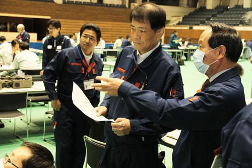 現場で職員に指示する大西市長