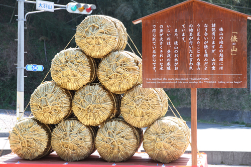 金色に輝く「俵」モニュメント