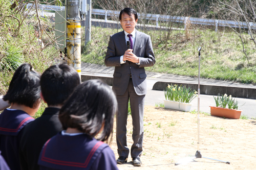 除幕前にあいさつをする山本議長