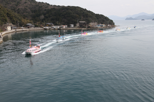 仙崎湾を進む
