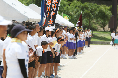 リレーでは学校ごとに応援がピークに
