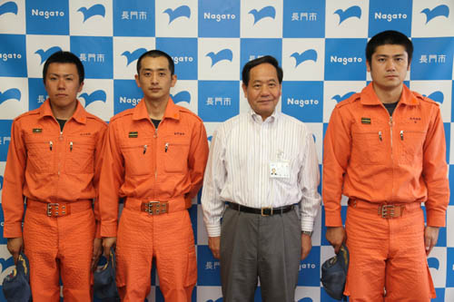 泉チームと市長が記念撮影