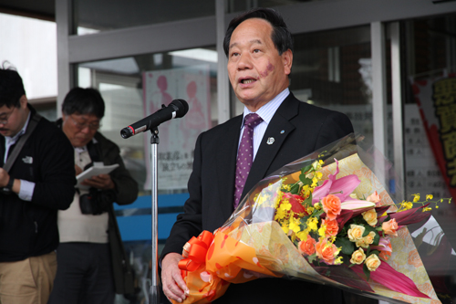 初登庁であいさつする大西市長