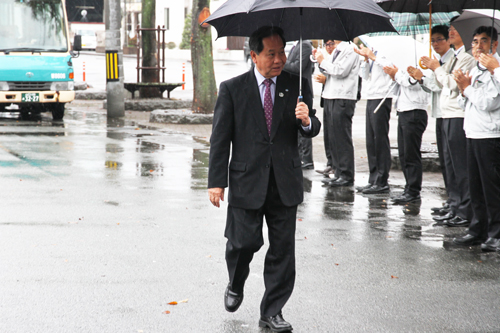 職員や市民に迎えられ初登庁する