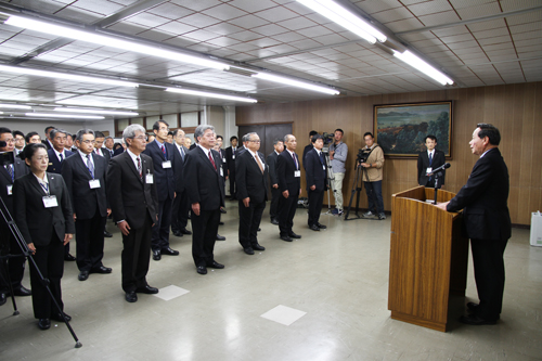 幹部職員を前に訓示