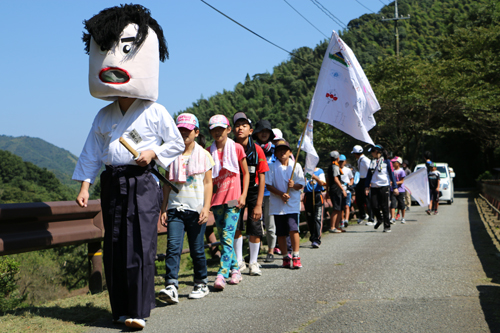 約50人の参加者で構成されたキャラバン隊