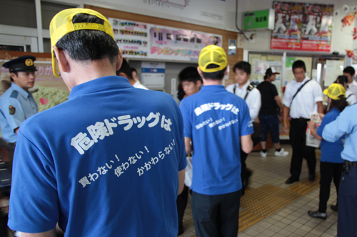通学する生徒にリーフレットを配る