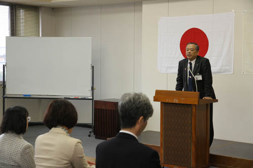 激励のことばを贈る江原教育長